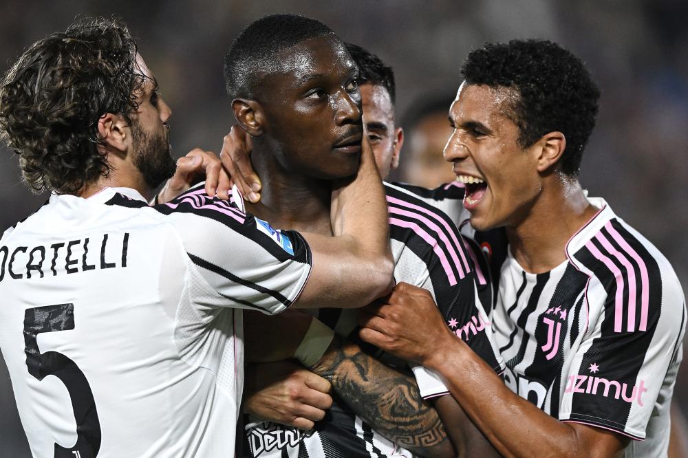 卡尔：我一直在提高右脚技术，能在17岁欧冠进球意义重大